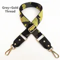 Detail eines verstellbaren Camouflage-Taschengurts in Grau und Gold mit Metallschließe - Grau & Gold Metallic