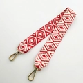 Détail de la bandoulière tissée ethnique rouge et blanche avec fermoirs en métal doré - Style Court / Rouge