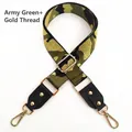 Detail von armeegrünem Camouflage-Schultergurt mit Goldfaden und goldenen Karabinern - Armeegrüner Goldfaden