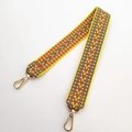 Dettaglio della tracolla ricamata da 3,8cm con ganci girevoli in metallo dorato lucido - Chiusura in Argento / Colore #6 Corto