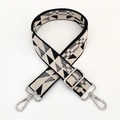 Dettaglio tracolla larga in tessuto geometrico con moschettoni in metallo argento lucido - Beige Nero Fibbia Argento