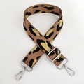 Detalle de correa de bolso con estampado de leopardo, hilos dorados y cierres de metal plata - Leopardo Café Dorado con Hebilla Plateada