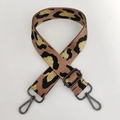 Detalle de correa ajustable de leopardo con hilo dorado metalizado y ganchos de metal - Leopardo Café Dorado con Hebilla de Color Plomo