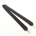 Dettaglio di tracolla jacquard geometrica nera e grigia con fibbie in metallo dorato - Nero Grafite Corta