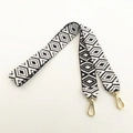 Dettaglio tracolla larga intrecciata geometrica bianca e nera con ganci dorati - Nero Bianco Lunga