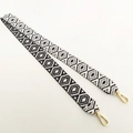 Dettaglio tracolla intrecciata geometrica in bianco e nero con ganci in metallo oro - Nero Bianco Corta