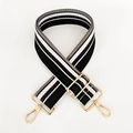Detalle de correa de lona a rayas para bolso con ganchos giratorios y hebilla dorada - Negro