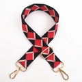 Détail de la bandoulière tissée réglable avec motif géométrique rouge et clips dorés - Style 10
