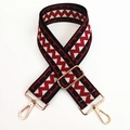 Detail eines verstellbaren breiten Canvas-Schultergurts mit rot-schwarzem Zickzack-Muster - Schwarz Weinrot