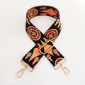 Vue détaillée d'une bandoulière tissée avec motifs géométriques et mousquetons dorés - Orange