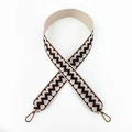 Détail de la bandoulière large tissée avec motifs ondulés noir et gris et crochets dorés - Beige Café