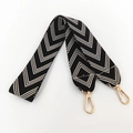 Dettaglio tracolla intrecciata chevron bianco e nero con ganci in metallo dorato - Nero
