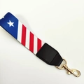 Detalle de la correa de muñeca étnica con patrón de bandera de EE. UU. y cierre dorado - Estilo 3