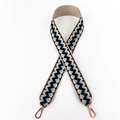 Détail de la bandoulière tissée à motif ethnique avec des fermoirs mousquetons dorés - Bleu foncé