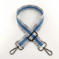 Dettaglio di tracolla regolabile larga 3,8cm blu e nera con ganci girevoli in metallo - Blu Bianco Fibbia Canna di Fucile