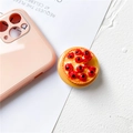 Dettaglio del supporto per telefono a forma di crostata ai frutti rossi su cover rosa - Stile Pizza