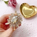 Nahaufnahme der Sonnenblumen-Handyhalterung mit Champagner-Kristall und Vergoldung - Edelsteinhalter Nr. 28-Großes Oval / Gold