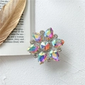 Détail macro du support de téléphone de luxe en forme de fleur avec strass irisés - Iridescent