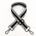 Detailaufnahme des verstellbaren Webschultergurts mit grauen Punkten und Metallschnallen - Schwarz und Hellgrau Mit Gunmetal-Schnalle