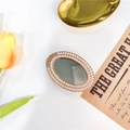 Detail van ovale telefoonspiegel met elegante parels en kristallen versieringen - Parels Spiegel - Klein