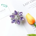 Detailansicht Handy-Ringhalter in Blumenform mit lila Kristallen und klarem Diamant - Lila & Weißer Edelsteinhalter (Silberne Basis)