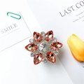 Dettaglio del supporto ad anello a fiore con strass color champagne a forma di pera - Supporto per Pietre Preziose Oro Rosa (Base Argento)