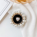 Detail der eleganten schwarzen Handyhalterung mit Strasskreisen und Perlenherz-Verzierung - Nr. 7 Perle Kleines Herz / Schwarz