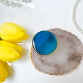 Supporto pop socket blu lucido con bordo dorato su vassoio di marmo con tulipani - Celeste
