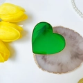 Vista macro di un supporto per telefono a cuore verde lucido con cornice dorata su vassoio - Verde Smeraldo