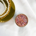 Roze goud glitter telefoonhouder met kralenrand op een witte achtergrond - Metaalrood