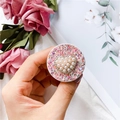 Supporto per telefono glitter rosa con cuore di perle mostrato sulla mano - Cuore Piccolo / Rosa