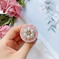 Rosa Glitzer Handyhalterung mit weißen Perlen und zentralem goldenem Strass-Blütenblatt - Rosa runde Perlenblume