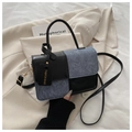 Detalle del bolso cuadrado pequeño en cuero negro y denim azul con etiqueta de moda - Negro