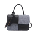 Bolso bandolera chic de cuero negro y piel sintética gris con etiqueta dorada - Negro