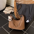 Borsa hobo con stampa leopardata, texture scamosciata, catena e ciondolo peluche - Marrone Con Ciondolo