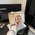 Sac bandoulière beige élégant avec chaîne dorée et détail logo circulaire marron - Kaki