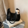 Grande borsa hobo leopardata con catena argento e ciondolo a cartone animato - Nero con Pendente