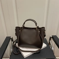 Grande borsa a mano in pelle martellata marrone scuro con tracolla e dettagli oro - Marrone