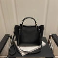 Borsa a secchiello nera con trama litchi e dettagli metallici dorati eleganti - Nero