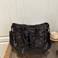 Grande borsa tote in tela nera con stampa a ciliegie, tasche multiple e tracolla - Nero