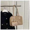Detailansicht der khakifarbenen Wildleder-Schultertasche mit abnehmbarem Mini-Beutel - Khaki