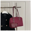 Detail der dunkelroten Wildleder-Tote Bag mit passender Mini-Tasche und langen Henkeln - Rot