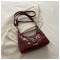 Detalle del bolso de hombro en charol burdeos con hebilla y ganchos plateados - Rojo