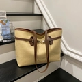 Grote beige canvas draagtas met bruine leren handvaten en gouden gesp op de trap - Khaki