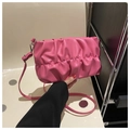 Dettaglio macro della borsa a nuvola rosa con design arricciato e fibbia in metallo argento - Rosa