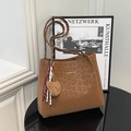 Borsa tote marrone scamosciata con stampa leopardata, manici intrecciati e ciondolo orso - Marrone (Con Ciondolo)