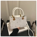 Borsa bianca in pelle con stelle traforate e manici intrecciati su base espositiva - 20*8.5*14.5cm / Bianco