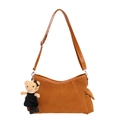 Borsa a tracolla vintage marrone in finta pelle scamosciata con ciondolo in peluche e cinturino - Marrone Con Ciondolo