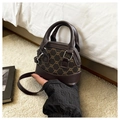 Detailansicht der Mini-Muscheltasche mit Monogramm-Canvas und braunem Lederfinish - Braun