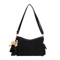 Borsa hobo minimalista in tela nera da donna con ciondolo in peluche e tasca laterale - Nero con Pendente